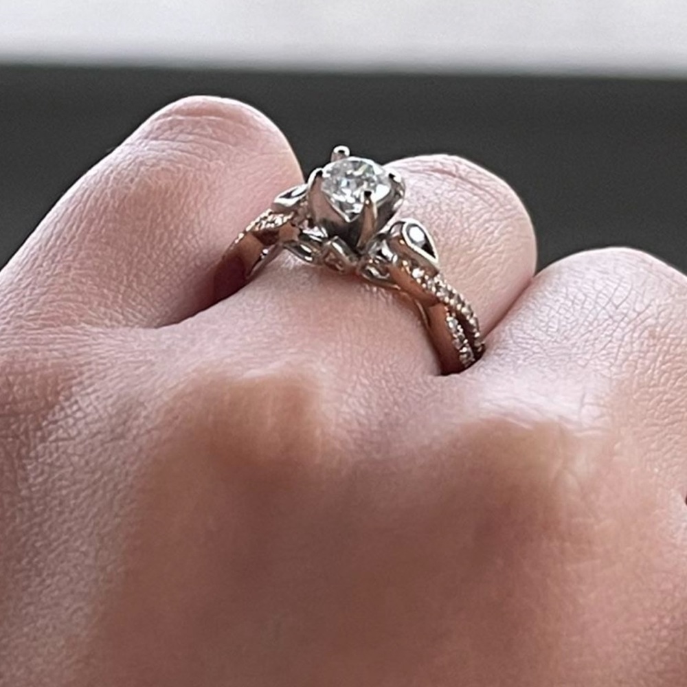 Two toned engagement ring (14k gold)